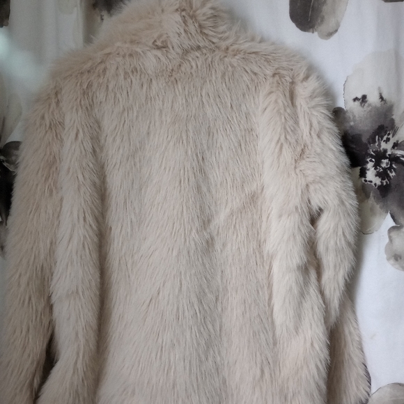 Vera Wang Plush Fur Coat. Excellent Condition..Never Worn. - Picture 6 of 8